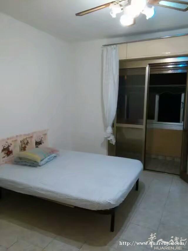 近via certosa 火车站有房间搭铺，大房间，带阳台，有个独立冰箱，俩个大衣柜，家具齐全，小区安静，停车好停，电话3381469289