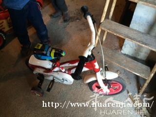 卖小的自行车和帽子Mickey €35,电脑€15，钢企€10，唱歌€10，gita€10，学步车€15，0751280520