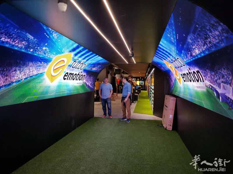 LED 显示屏高科技广告媒体宣传产品