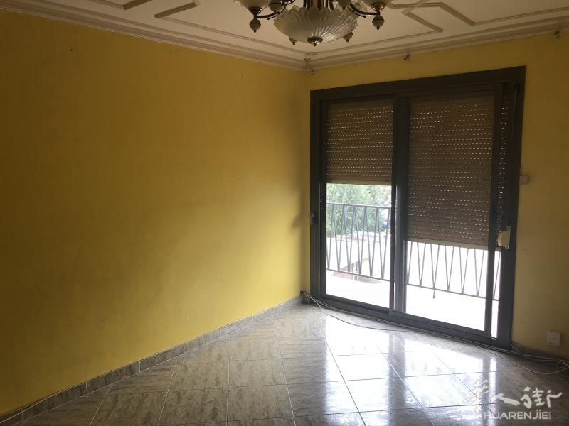 Mataro-100.000€ 85平米房子出售 4房1厅1卫2阳台，需要装修