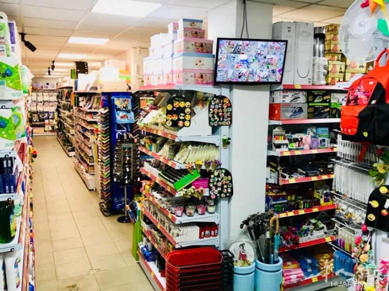 维罗纳市中心富人区小型百货店转让，全新刚刚开不久。