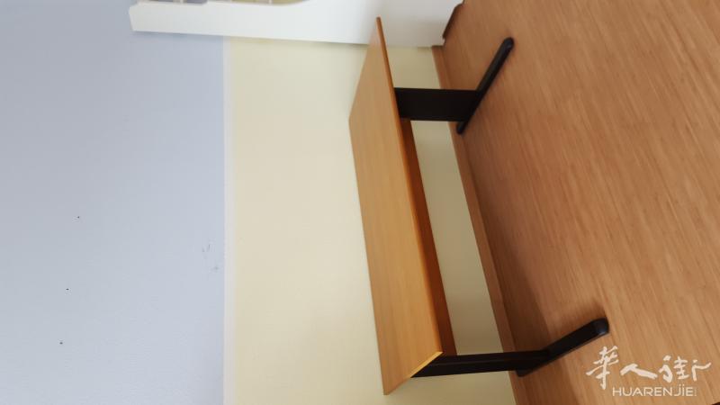 电脑写字台 两张