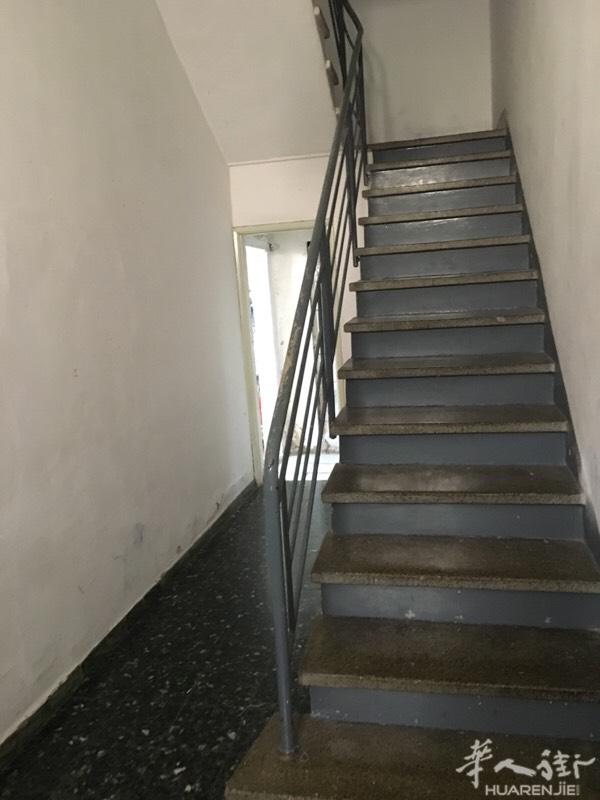 搭铺-小工厂不混乱带住家，工厂里面楼梯上去就是住家
