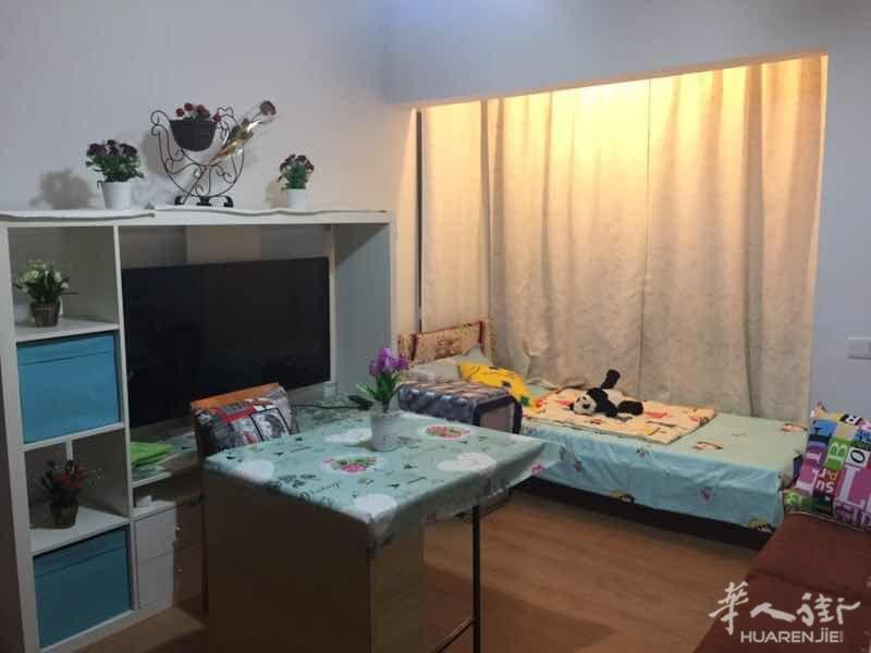 【9月起租】巴塞Sants附近空调阳光大房间出租,限留学生,带阳台、空调、沙发、大电视,性价比高