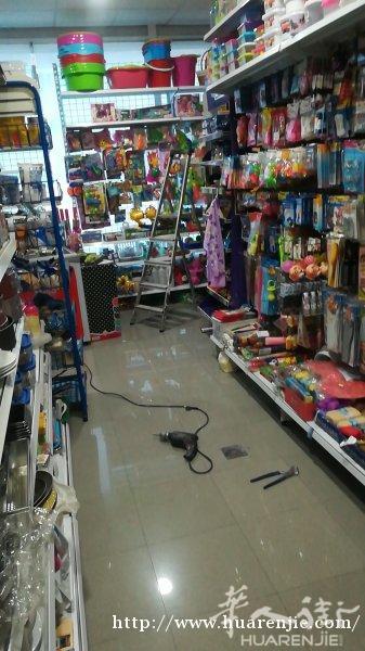 马德里市区边糖果店转让，多年老店，公交车站旁边.地铁毕经之路，万达球场旁边，生意稳定，房租便宜，转让费两万二，非诚勿扰。电话911761775