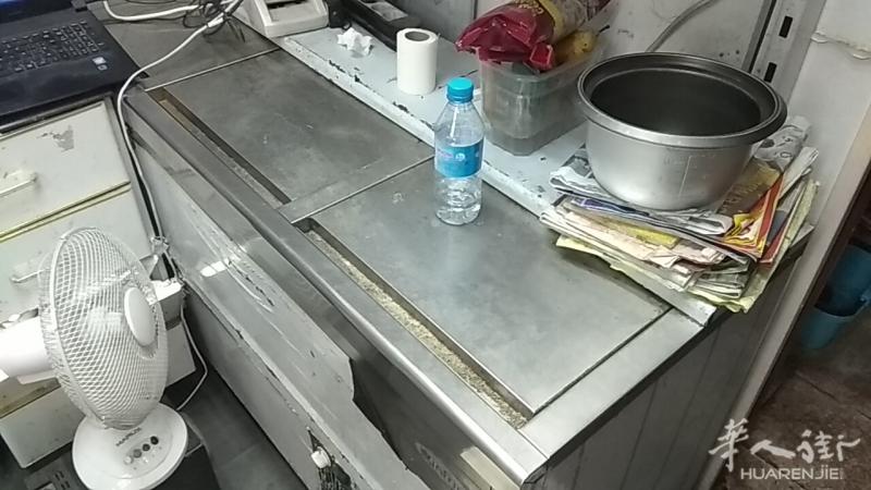 马德里糖果店甩卖冰箱和货架