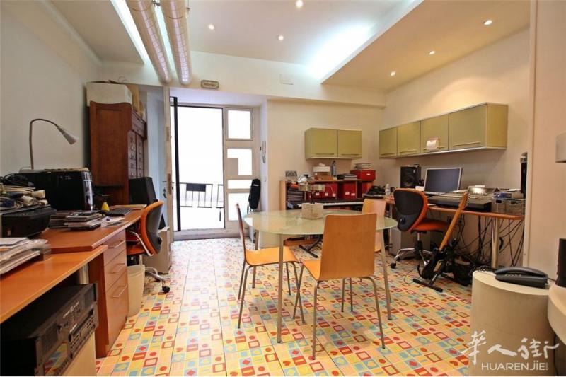 马德里市中心Reloj街商铺出售 （带烟囱）
