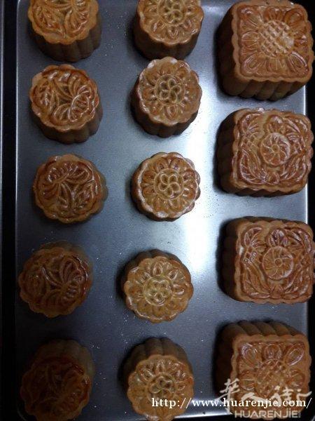 出售各种口味月饼