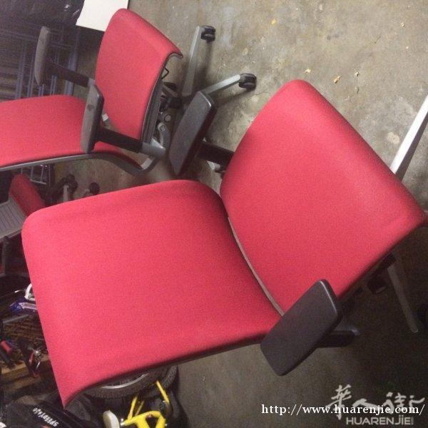 10欧电脑桌 50欧六轮办公椅