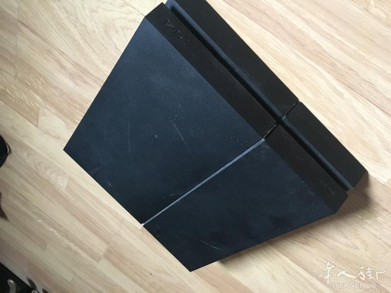本人有一台二手PS4出售带6 个游戏碟