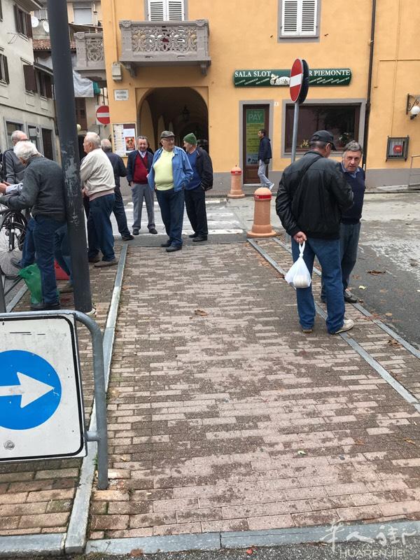 Asti周边1万人口的地方 最最中心的位置十字路口