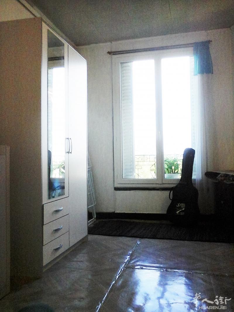9号线mairie de montreuil 有1房出租400欧元有房补巴黎地铁2圈没中介