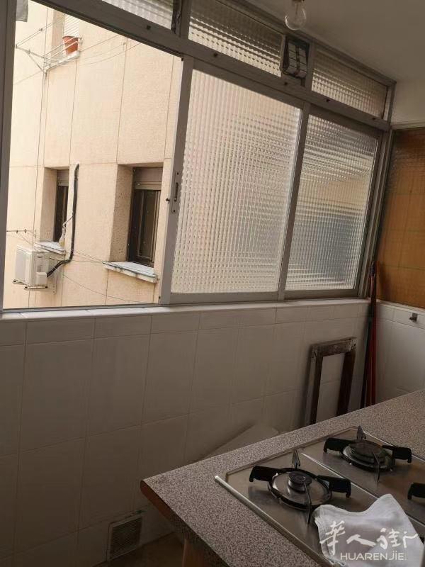 portazgo附近4室一厅出租，1200押一付一一中介，家具会配齐