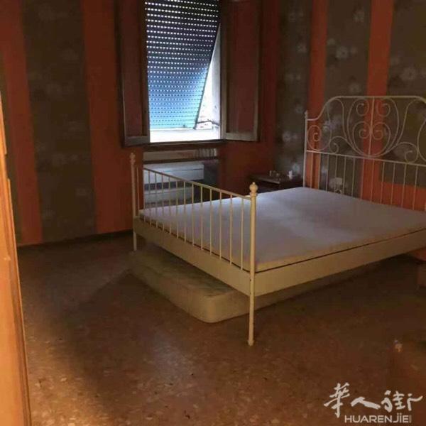 via bolgna 有四房一厨转让，在邮局对面，