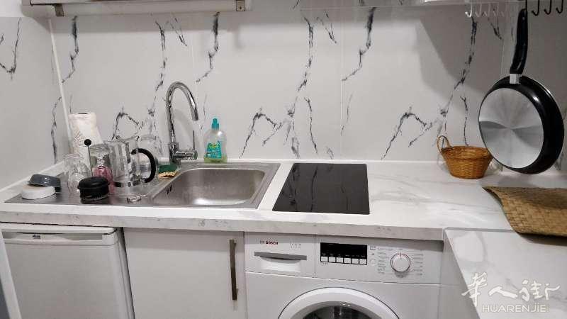 15 区 STUDIO 20,5 平米二楼, 全新装修, 新家具, 租900€ 包CHARGES (冷热水,中央暖气等)