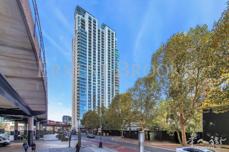 {[{[ ** 东伦敦金融城 Canary Wharf 高端豪华地标 Pan Peninsula 单身公寓出让 !! 火热租户需求地点 !! ** ]}]}