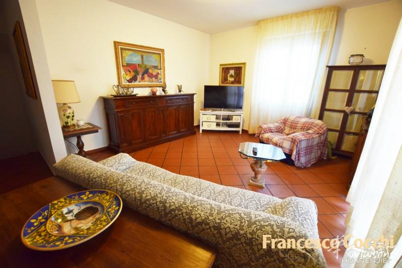 编号 11747 Francesco Cocchi Maisons 提供200平方的落地房出售,建于1980年 Viaccia 地区