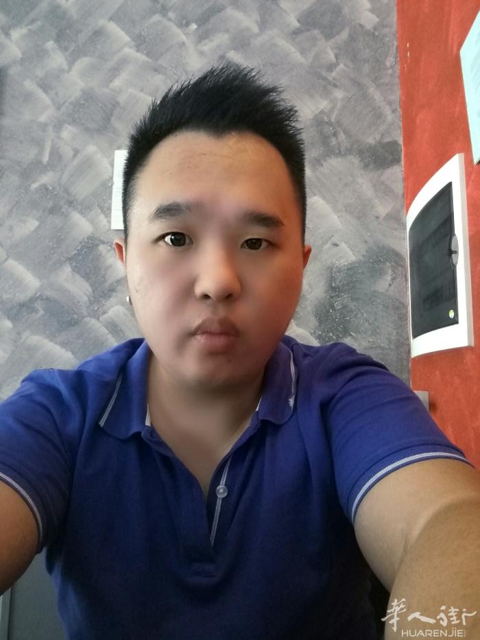 本人男   28岁   没不良嗜好 现在在Torino开sala  因为一直在店