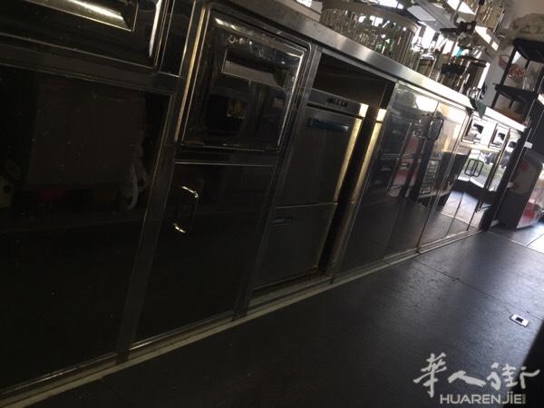 吧台咖啡机下面的。3米长。谁要过来拿走。在维罗纳。