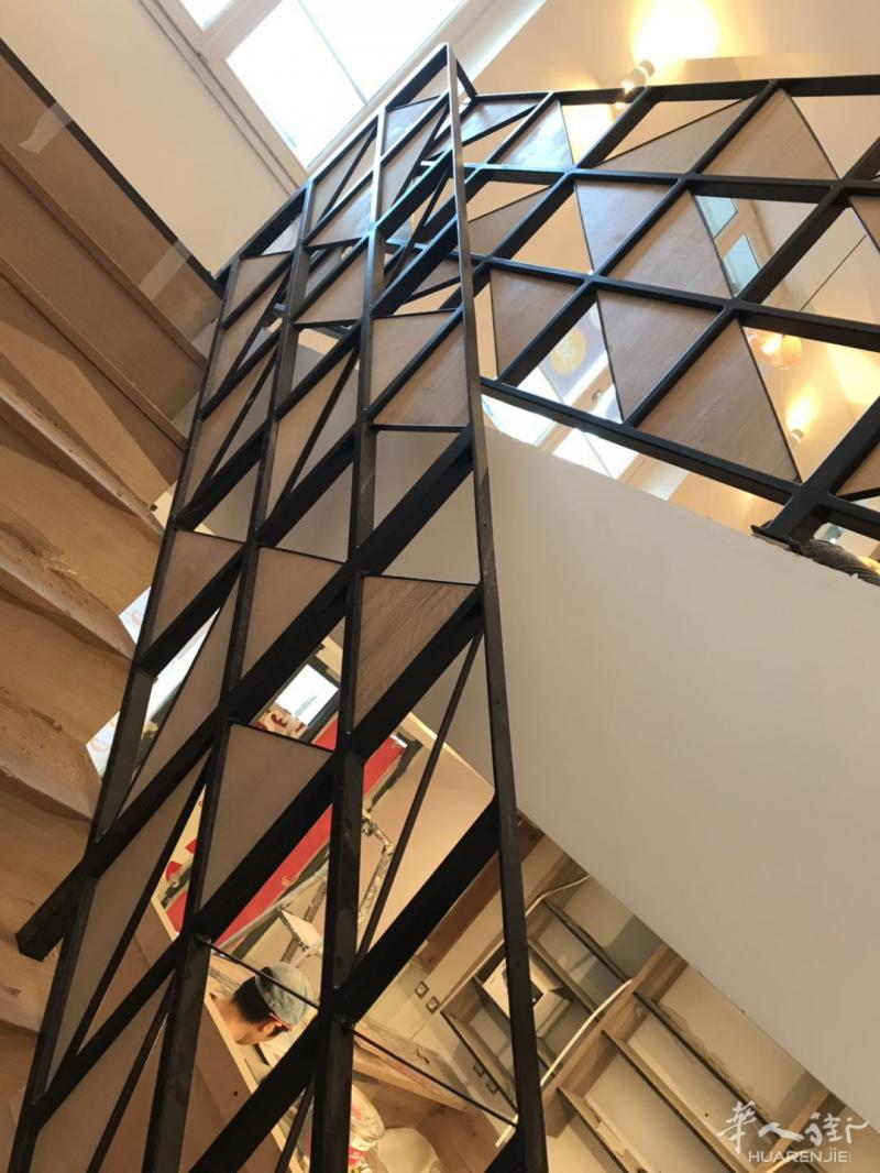本人精通pavillon 防盗铁门 餐馆铁楼梯 铝合金玻璃落地门 批发店设计铁架 可量身定做 有需要的人 请联系 0788525320