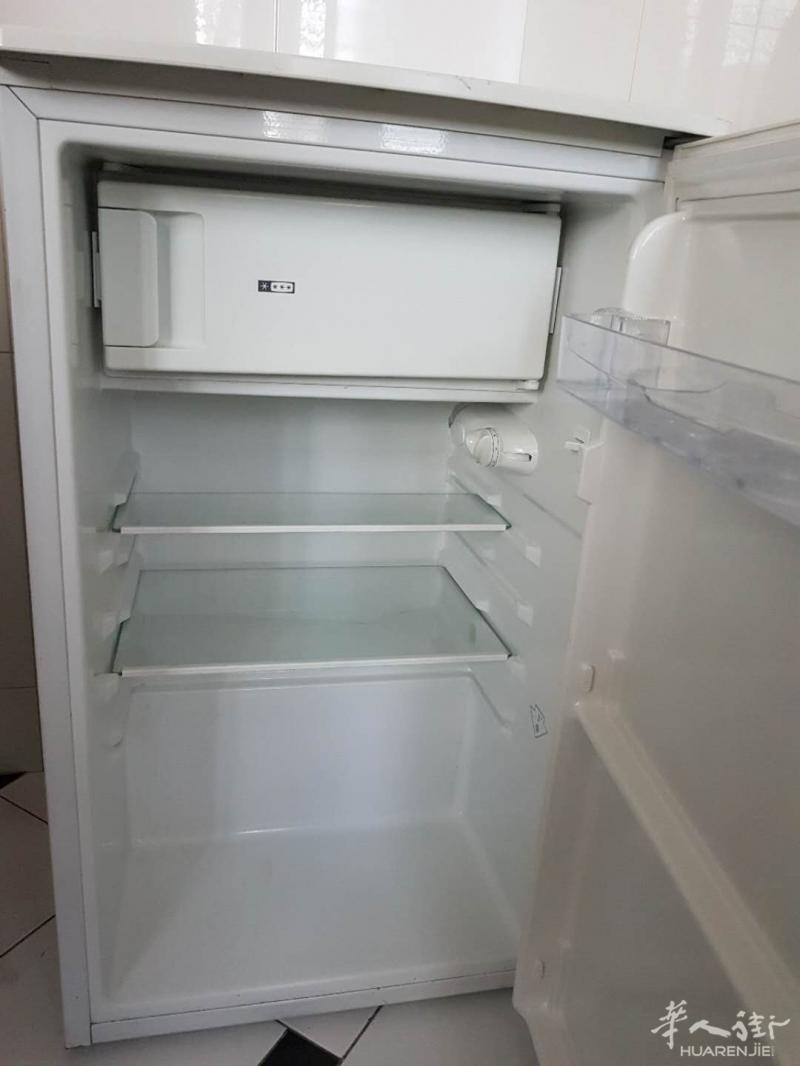 出售一台二手冰箱，状态良好，50欧元