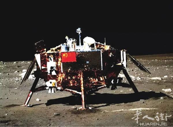 中国🇨🇳玉兔2号成功登上月球的背面，
这是华人