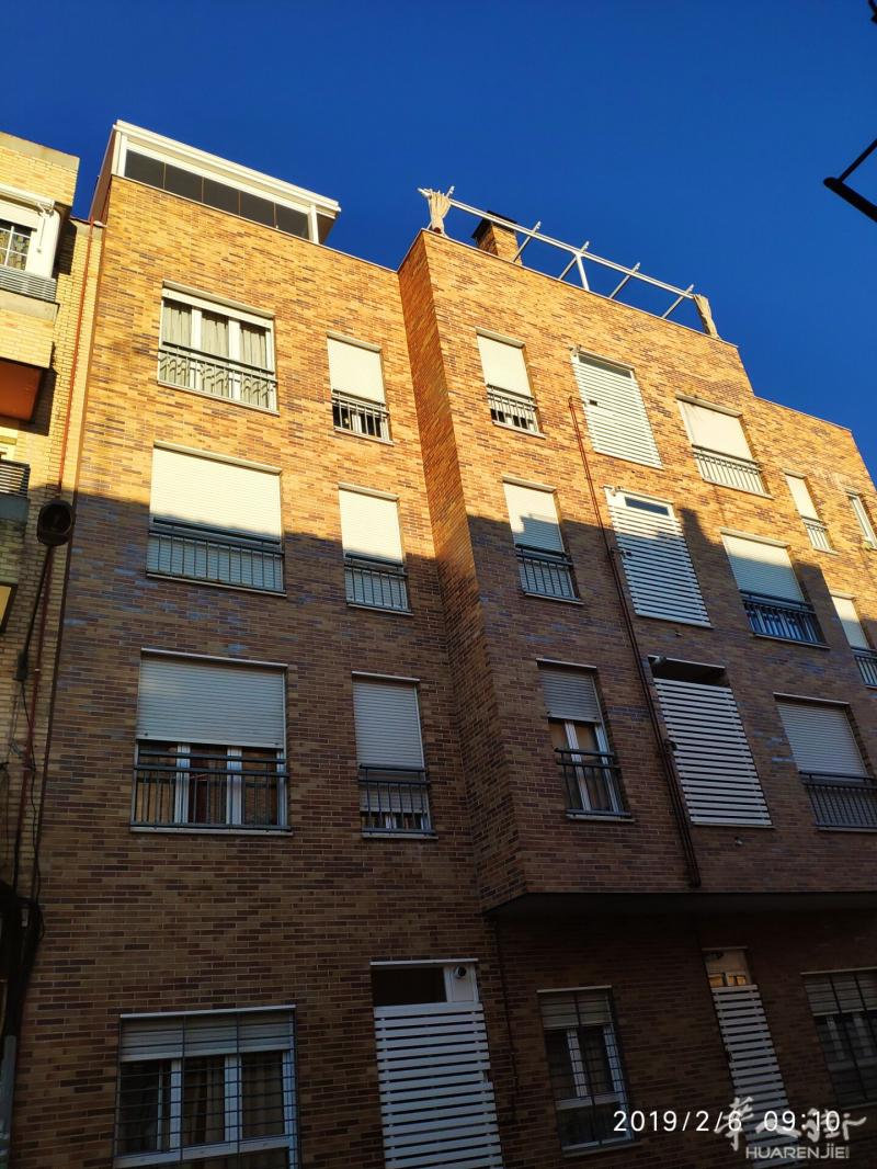 在GETAFE市中心有一套电梯房出租三室二卫一厅的新房子