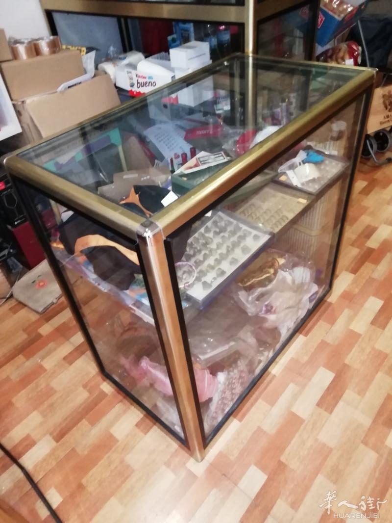 马德里，壹对营业玻璃柜台，两个尺寸相同，90X50X90。壹个玻璃展示柜，90X50X200。因为关店，半送半卖，另还剩货架，电脑，高架双人木床（IKIA产品）