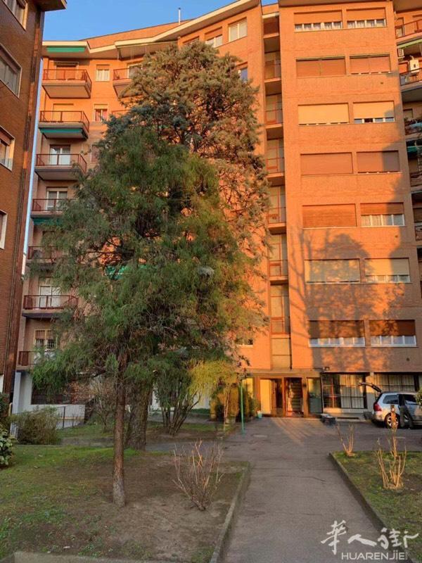 地址是米兰内via rovigo 11 离绿线地铁