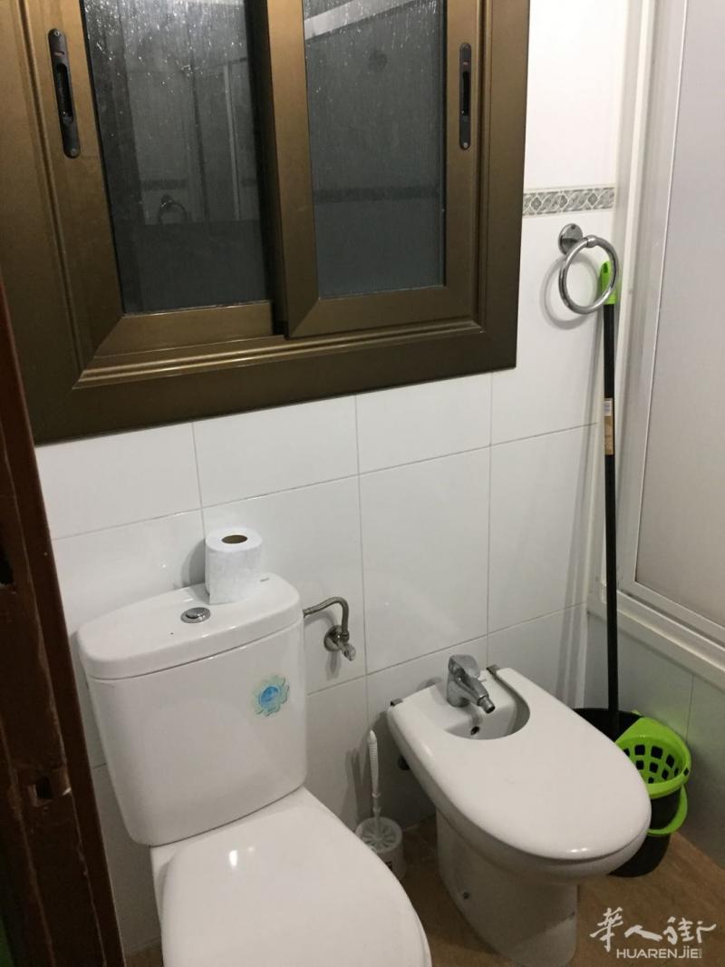 巴塞罗那 Cornellá de Llobregat 单人间出租。半年起租， 可入住时间为3月6日。租金为330欧/月（包水电网），男女不限，但女生优先。 房屋