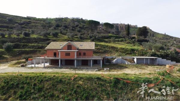 在西西里岛ENNA地区有一在建别墅出售，地面面积4