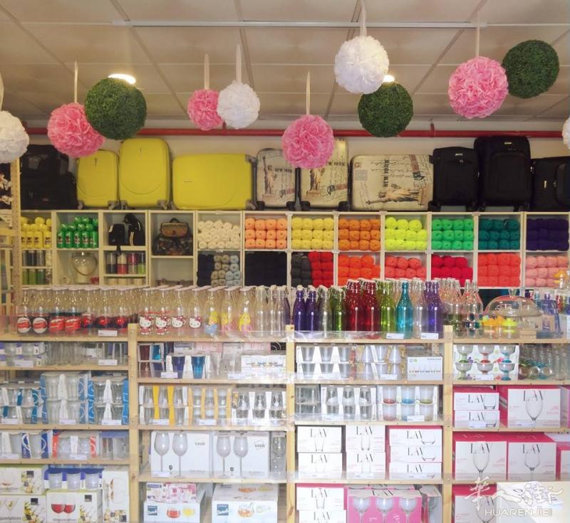精品百元店货物和木架等转让，价值10万库存，3万转让，联系微信号661289631