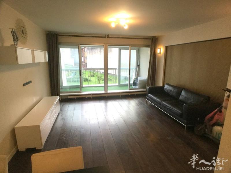 10区Louis Blanc附近76平带阳台带家具两室一厅2200欧