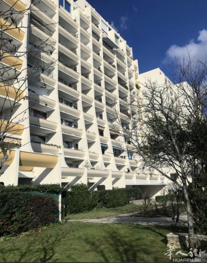 93区noisy le grand 快线A线站对面到巴黎Nation15分钟, 近carrefaur大商场，朝南方向，阳光充足2房一厅 车位 地窖住23万5欧
