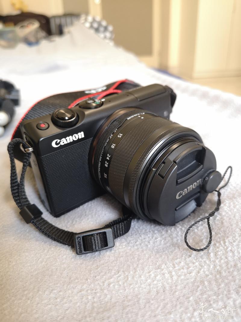 佳能EOS M100 15-45 只用过三次 380欧 包括:64g内存卡+读卡器+备用电池+相机包+微型三脚架 +镜头纸保护盖等