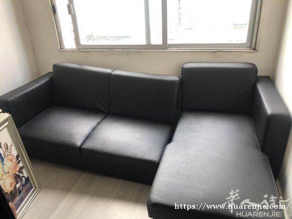 卖9成新拐角皮沙发，黑色钢化玻璃餐桌6把椅子