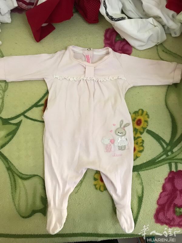 便宜出售二手新生儿女孩连体衣，都是九成新，有兴趣者