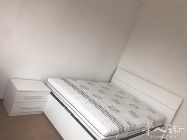 米兰红线地铁 bonala 有大房间，出租。双人床