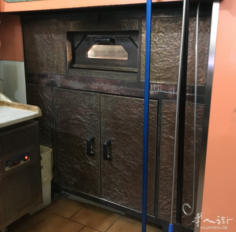 白菜价出售一个大型pizza烤炉，有意私聊，价格绝对好，电话3667450269