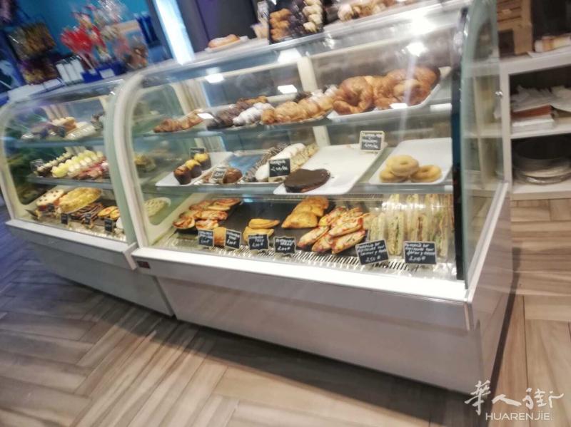 出售精美展示柜，蛋糕柜 寿司柜， 串串香柜，肉柜等