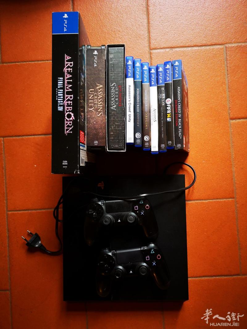 PS4 500Gb + 2手柄 + 11游戏