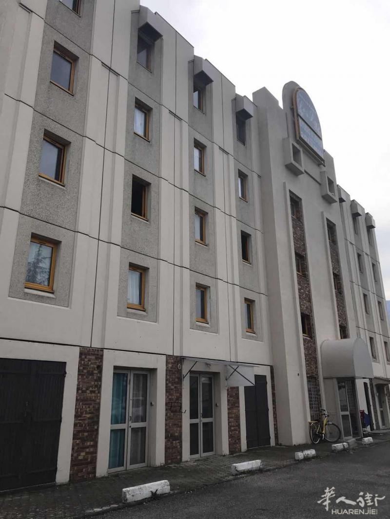 格勒诺布尔(低价出售)-商业中心附近，原为餐馆 旅馆，独立五层大楼，配套设置完备，建筑面积 1630 m2 ,占地面积 2160 m2,现因业主退休欲连墙出售。