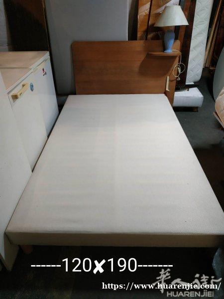 120✘190床垫床架加床头板加台灯70欧
