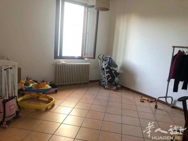 Via Roma 有一家四房一厅带八十平方阁楼出租