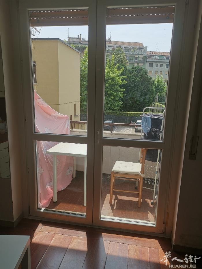 从7月到9月，我的房间空出，480€全包，还有空调哦。