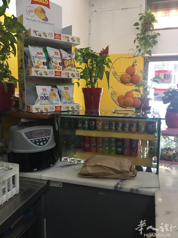 米兰酒吧转让，有老虎机4台，这家酒吧已经开了9年多