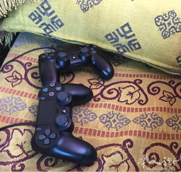 出一台2018年买入的 ps4 1To
有6个月的