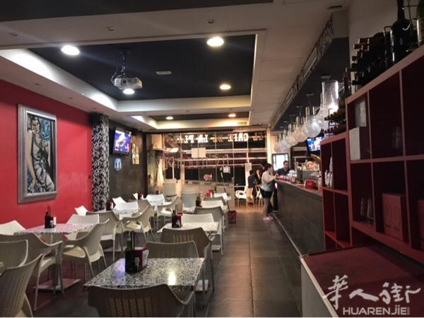 alicante周边小城市中心酒吧转让，酒吧内有装