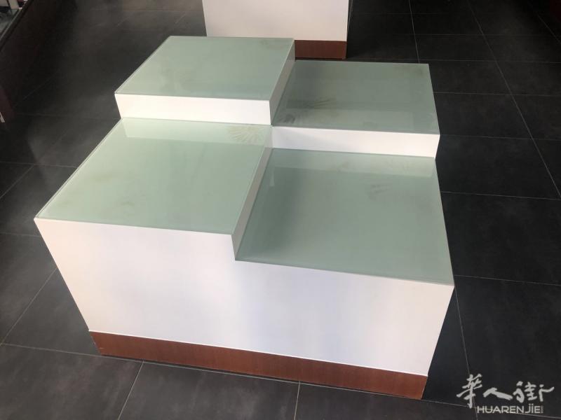 出让商铺展示架与层板玻璃