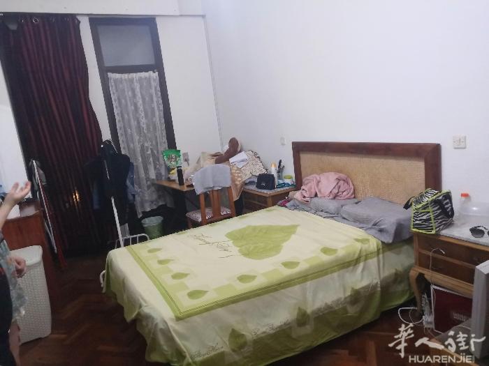市中心有大房间出租，住家人少我，环境好，有意者联系688189552